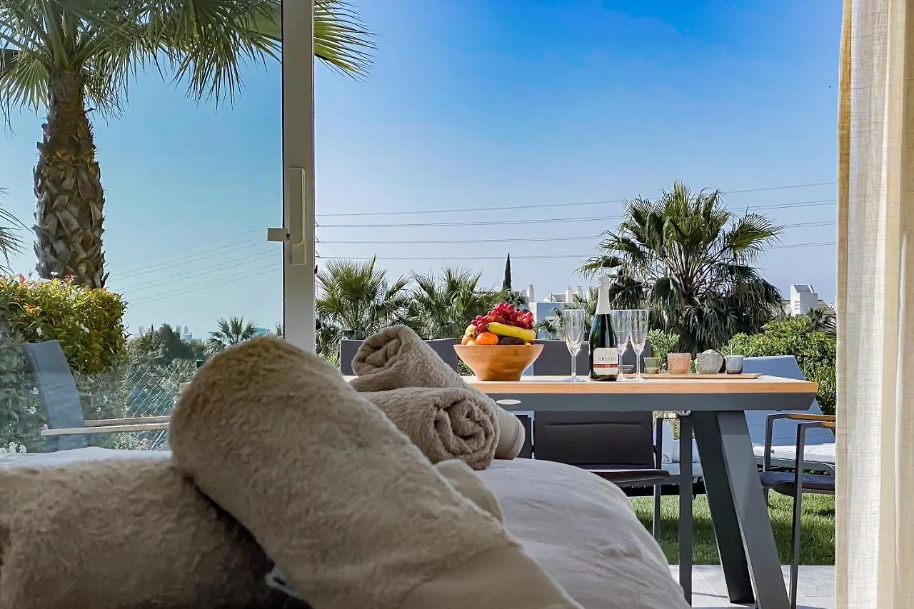 Alcazaba Lagoon Apartment With Private Beach, Pools, Gym, Sauna, Hot Tub & Fully Equipped Kitchen Casares
